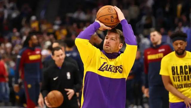 雇佣了拉拉, 里接到任何